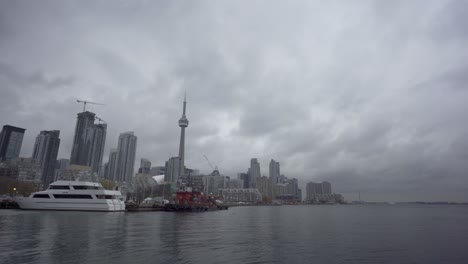 Skyline-Und-Architektur-Von-Toronto-Im-Winter,-Blick-Auf-Das-Wasser