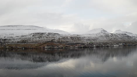 Färöer-Inseln,-4K-Luftaufnahme-Der-Stadt-Skali-Am-Rande-Des-Wassers