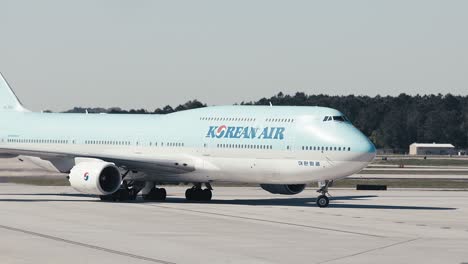 Eine-Koreanische-Air-747-Jumbo-Jet-Taxis-Auf-Einer-Start--Und-Landebahn-Am-Flughafen-Atlanta,-Georgia