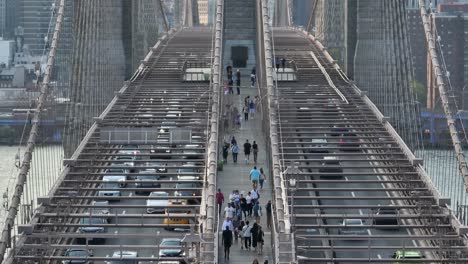 Menschen-Und-Verkehr-Auf-Der-Brooklyn-Bridge-In-New-York