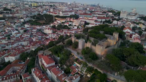 A-4K-drone-shot-of-Saint-George's-Castle,-a-11th-century-hilltop-Moorish-Royal-Castle-and-museum-in-Lisbon,-Portugal