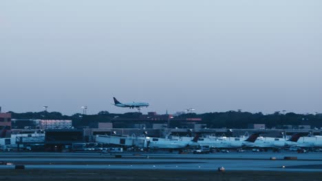 Fernaufnahme-Eines-Delta-Verkehrsflugzeugs,-Das-Am-Frühen-Morgen-Auf-Dem-Flughafen-Atlanta-In-Atlanta,-Georgia,-Landet