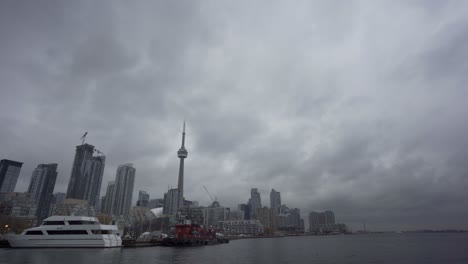 Espectaculares-Nubes-De-Invierno-Sobre-El-Horizonte-De-La-Ciudad-De-Toronto-Y-El-Lago-Ontario