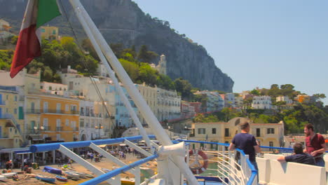 Barco-Que-Transporta-Personas-Desde-La-Isla-De-Capri-A-Nápoles.