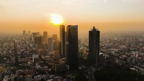 Panoramic-drone-shot-around-the-Ritz-carlton-hotel,-sunny-evening-in-Mexico-city