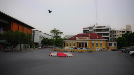 Die-Polizeistation-Des-Königlichen-Palastes-Mit-Ihrer-Gelben-Fassade-In-Sanam-Chai,-Bangkok