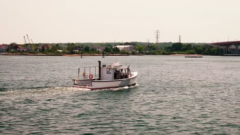 Hummerboot-Verlässt-Den-Hafen-Von-Portland,-Maine