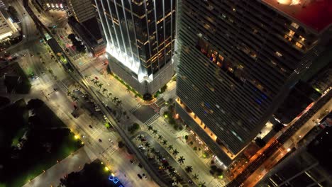 Ein-Atemberaubendes-Nachtpanorama-Von-Miami-Mit-Markanten-Gebäuden-Und-Dem-Rhythmischen-Verkehrsfluss