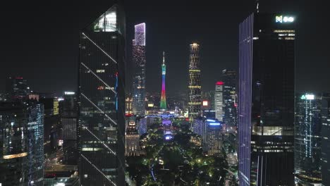 Impresionante-Vista-Panorámica-Del-Distrito-De-Edificios-Centrales-Del-Centro-De-Guangzhou-Con-La-Torre-Del-Cantón-En-La-Distancia-Completamente-Iluminada-Por-La-Noche