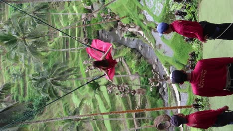 Mädchen-In-Einem-Langen-Rot-rosa-Schleppenkleid-Beim-Fotoshooting-Auf-Einer-Schaukel-über-Reisfeldterrassen-In-Alas-Harum,-Ubud,-Bali