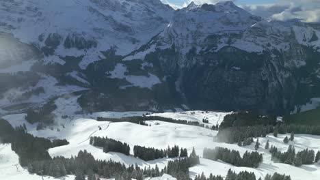 Zoom-Aéreo-De-Drones-Sobre-Telesillas-Que-Suben-A-La-Montaña-En-Engelberg-Brunni-Bahnen-A-Lo-Largo-De-Los-Alpes-Suizos-En-Suiza-En-Un-Frío-Día-De-Invierno