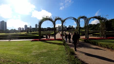 Entrada-Al-Jardín-Botánico-Durante-Un-Día-Soleado-Recorrido-Por-El-Parque-De-La-Ciudad-Caminando