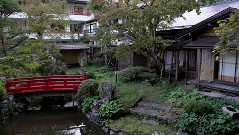 Jardín-Zen-Con-Puente-Rojo-Sobre-El-Estanque-En-El-Alojamiento-Del-Templo-Sekishoin-En-Koyasan