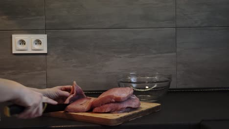 Fleischschneiden:-Kulinarische-Zubereitung-Mit-Scharfem-Messer-In-Der-Küche