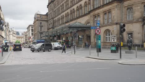 People-and-vehicles-going-past-and-into-Glasgow-central-train-station