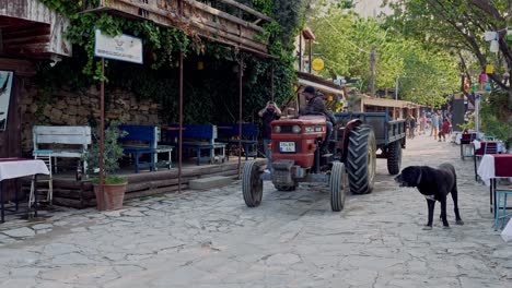 Türkischer-Traktor-Und-Anhänger-Fahren-Durch-Die-Gepflasterten-Straßen-Des-Dorfes-Sirince
