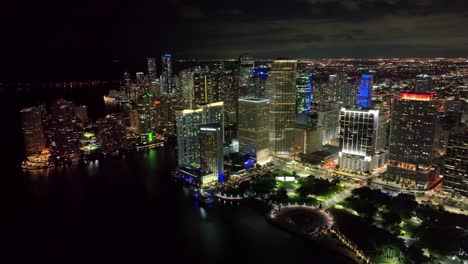 Witness-the-allure-of-Miami-at-night,-where-stunning-buildings-and-lively-traffic-define-the-cityscape