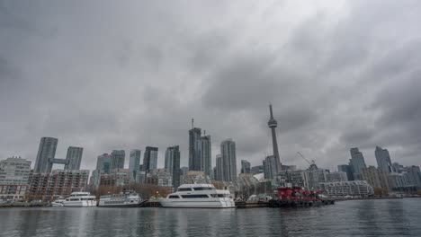 Gewitterwolken-über-Der-Skyline-Des-Hafens-Von-Toronto,-Zeitraffer