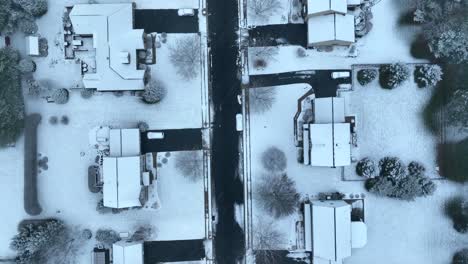 Verschneite-Straße-Mit-Häusern-Und-Kahlen-Bäumen-Im-Winter-In-Den-USA