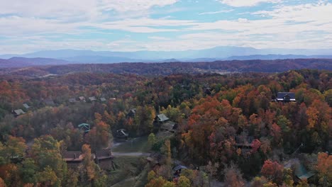 Cabins-Nestled-in-Fall-Colors-in-the-Smoky-Mountains,-Pigeon-Forge,-TN