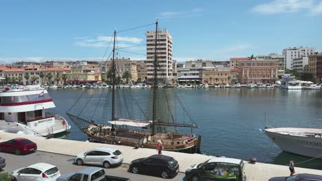 Puerto-De-Zadar-En-Verano,-Con-Barcos-Turísticos-Atracados-Y-Panorama-De-La-Ciudad-En-Croacia
