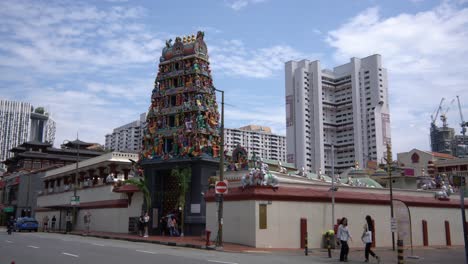 Tourists-stopping-outside-Sri-Mariamman-Temple-and-taking-photos-in-Chinatown,-Singapore