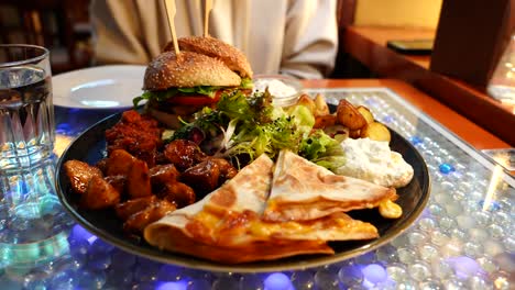 Nahaufnahme-Eines-Großen-Vegetarischen-Vorspeisengerichts-Mit-Burger,-Kartoffeln,-Quesadilla