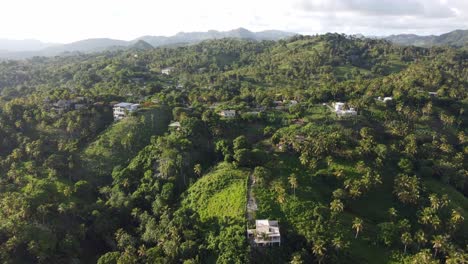 Luftaufnahme-Der-Grünen-Bergkette-Des-Monte-Rojo-Oberhalb-Der-Bucht-Von-Samaná-In-Der-Dominikanischen-Republik