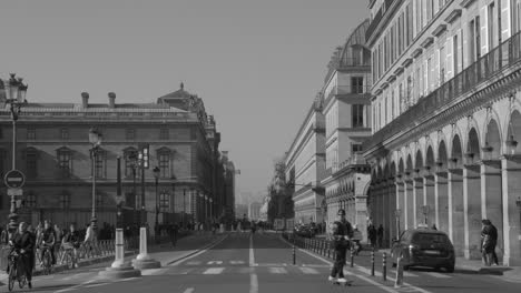 Haussmann-architecture-on-Rue-Rivoli,-Paris,-France