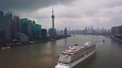 Kreuzfahrtschiff-Viking-Sun,-Das-Im-Hafen-Von-Shanghai,-China,-Ankommt