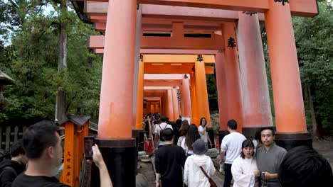 Geschäftige-Menschenmassen-Bahnen-Sich-Ihren-Weg-Durch-Die-Torii-Tore-Bei-Fushimi-Inari-Taisha
