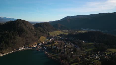 Filmische-Luftaufnahme-über-Häusern-Im-Dorf-Am-Bleder-See