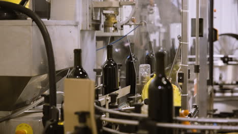 Weinflaschen-Bewegen-Sich-Entlang-Des-Förderbandes-In-Der-Fabrik