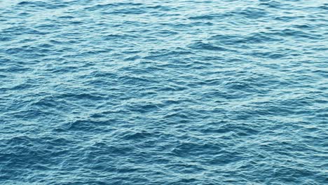Blaue-Meeresoberfläche-Mit-Kleinen-Wellen,-Text--Und-Kopierlandschaft,-Hintergrund
