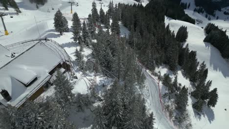 Luftdrohnen-Vogelperspektive-über-Den-Sessellift-Am-Hang-Der-Engelberg-Brunni-Bahnen-Entlang-Der-Schweizer-Alpen-In-Der-Schweiz-An-Einem-Verschneiten,-Kalten-Wintertag