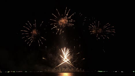 Prächtiges-Feuerwerksfest-Zum-Jahresende-In-Küstennähe