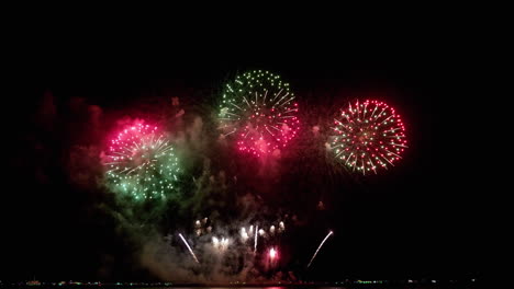Ein-Prächtiges-Feuerwerksfest-Am-Meer-Zum-Jahresende
