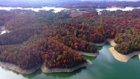 Wunderschöne-Aussicht-Auf-Die-Sandigen-Ufer-In-Herbstfarben-Am-Douglas-Lake,-Sevierville,-Tennessee