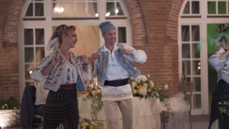 Bailarines-Tradicionales-Rumanos-Actúan-En-Una-Fiesta-De-Boda.
