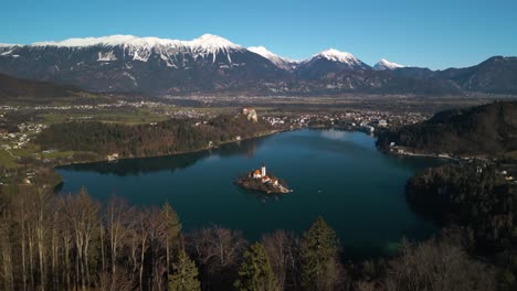 Der-Aufsteigende-Drohnenschuss-Zeigt-Den-Wunderschönen-Bleder-See,-Slowenien