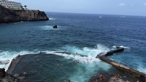 Natürliches-Schwimmbad-Von-Teneriffa-Auf-Der-Kanarischen-Insel-Tagsüber