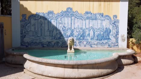 Azulejos-Tradicionales-Y-Pintura-Con-Una-Escultura-De-León-Junto-A-La-Entrada-Del-Museo-Condes-De-Castro-Guimarães,-Cascais,-Portugal