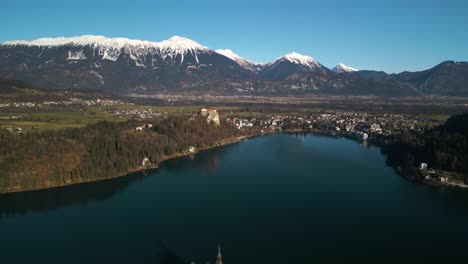 El-Retroceso-Aéreo-Revela-El-Increíble-Lago-Bled,-Eslovenia-En-Invierno
