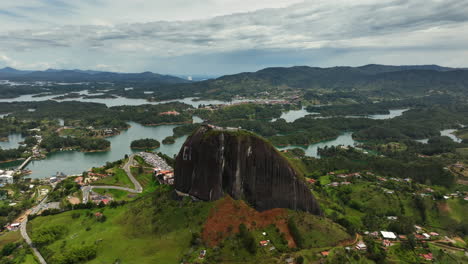 Aerial-view-overlooking-the-monolith-and-the-reservoir,-in-Guatape,-Colombia