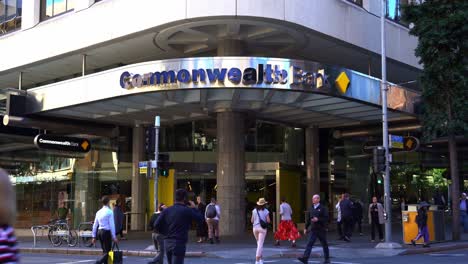 Australian-Big-4-financial-institution,-Commonwealth-bank-Queen-street-branch-corner-of-Edward-and-Queen-street-at-downtown-Brisbane-city,-pedestrians-crossings-during-lunch-time-rush-hours