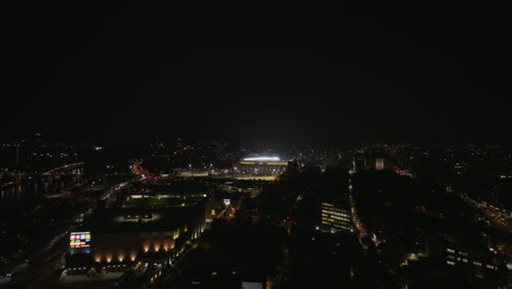 Drohnenschuss-Beim-Anflug-Auf-Das-Beleuchtete-Yankee-Stadion,-Nacht-In-Bronx,-New-York,-USA