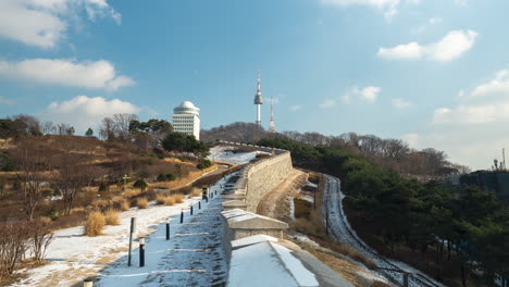 Blick-Auf-Den-Namsan-Turm-Und-Die-Stadtmauer-Von-Seoul-An-Einem-Wintertag-–-Statischer-Zeitraffer