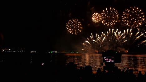 Aufzeichnungen-über-Ein-Großes-Feuerwerksfest-Während-Der-Feierlichkeiten-Zum-Jahresende