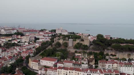 A-4K-drone-shot-of-Saint-George's-Castle,-a-11th-century-hilltop-Moorish-Royal-Castle-and-museum-in-Lisbon,-Portugal