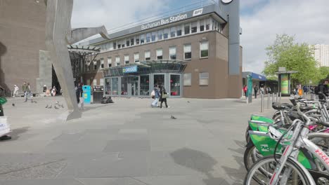 Menschen-Gehen-Vorbei-Und-Betreten-Den-Eingang-Zum-Busbahnhof-Buchanan